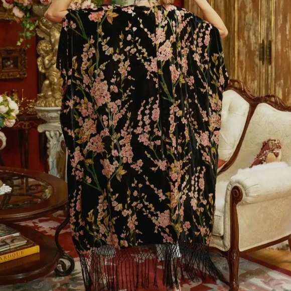 ARATTA Holiday Garden Velvet Black & Floral Kimono with Fringe. OS NWT MSRP $222 - Picture 4 of 11